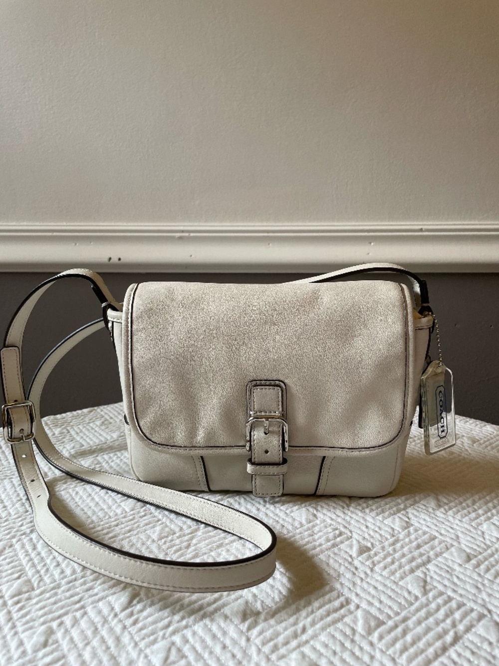 Coach Hadley Field crossbody white leather bag with magnetic buckle closure